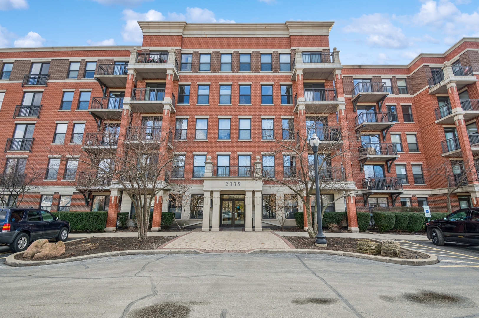 2335 W Belle Plaine Ave #211