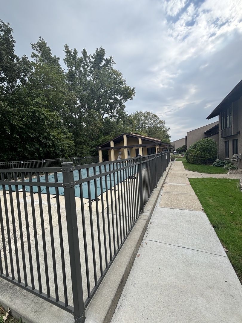 1050 Holbrook Rd #1H Homewood, IL 60430