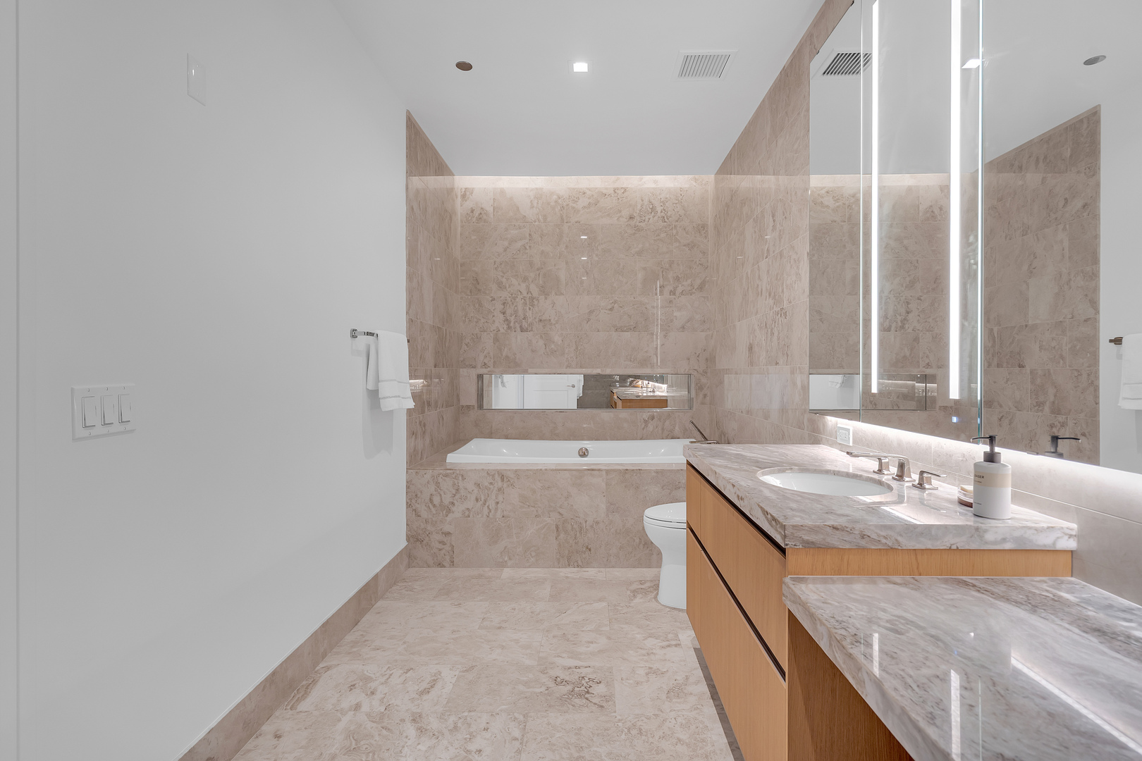 363 E Wacker Dr #1402 Chicago, IL 60601