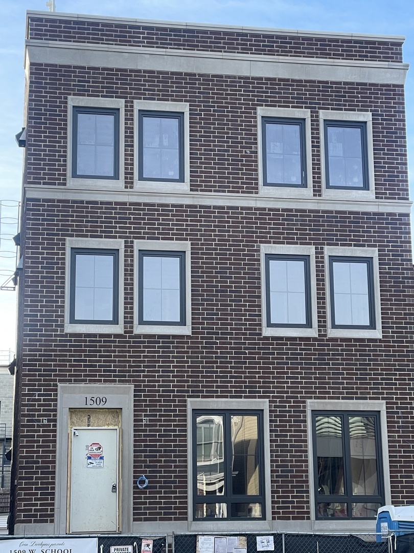 1509 W School St #3 Chicago, IL 60657