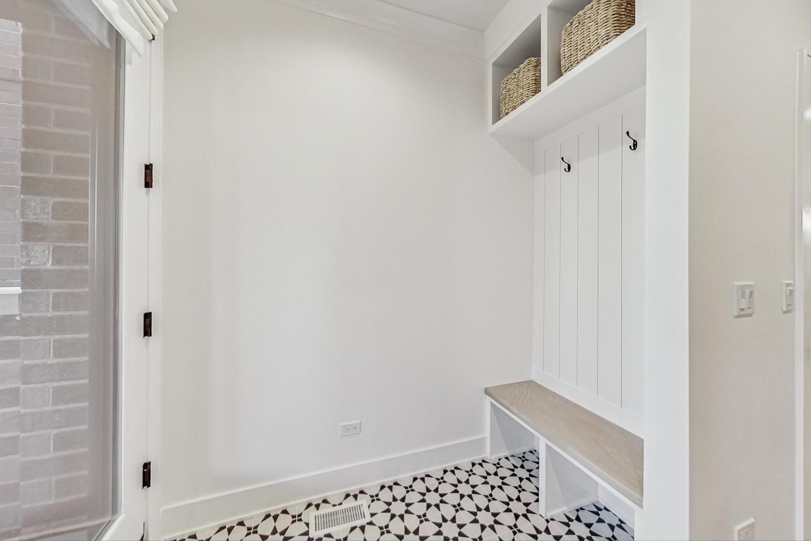 1509 W School St #3 Chicago, IL 60657