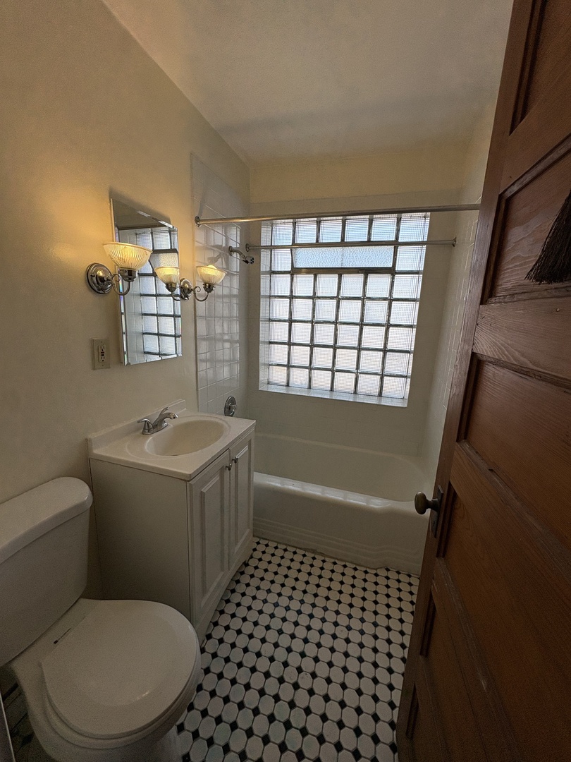 5132 S Blackstone Ave #2M Chicago, IL 60615