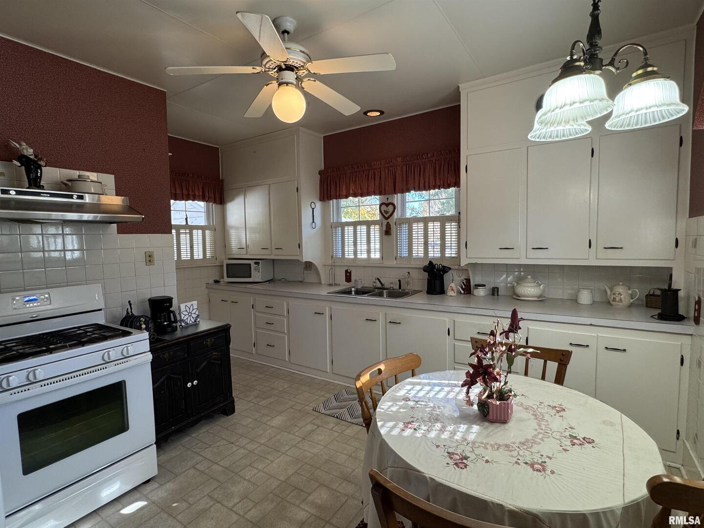 532 N WASHINGTON St Duquoin, IL 62832