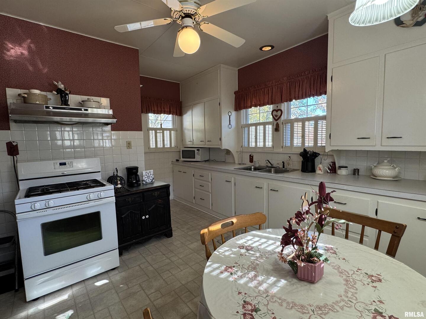 532 N WASHINGTON St Duquoin, IL 62832