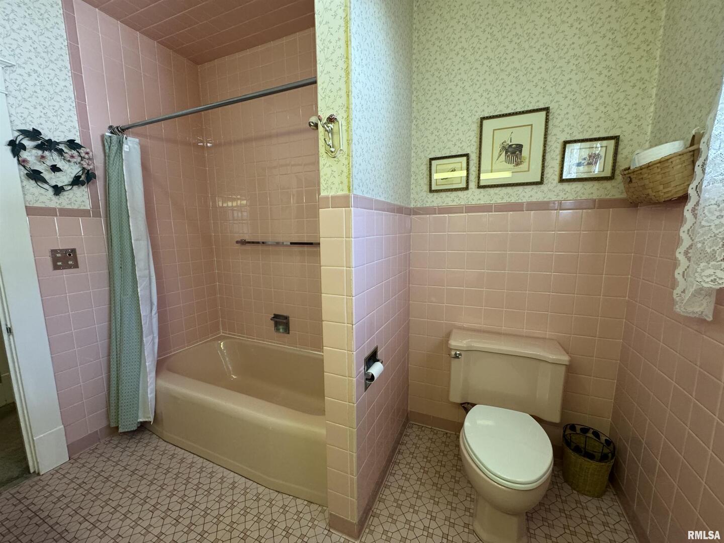 532 N WASHINGTON St Duquoin, IL 62832