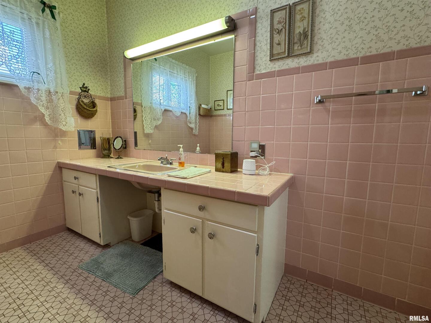 532 N WASHINGTON St Duquoin, IL 62832