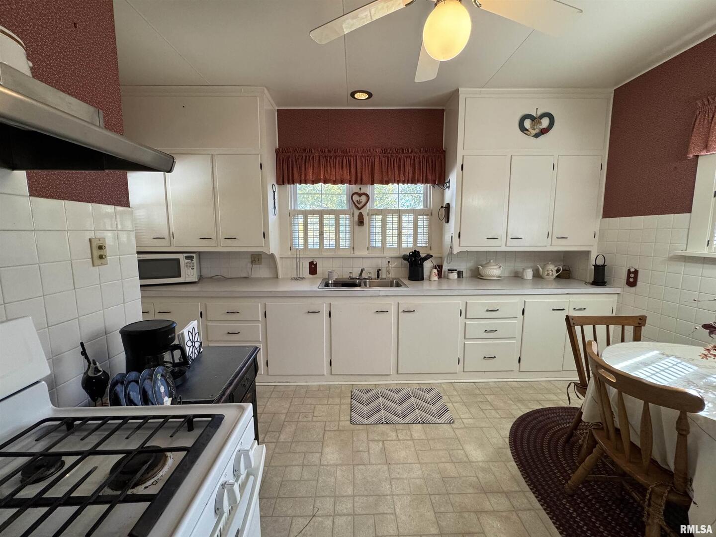 532 N WASHINGTON St Duquoin, IL 62832