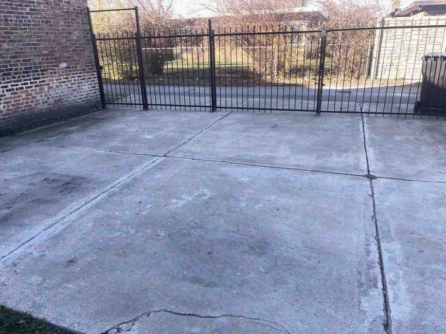 7420 S Bennett Ave Chicago, IL 60649