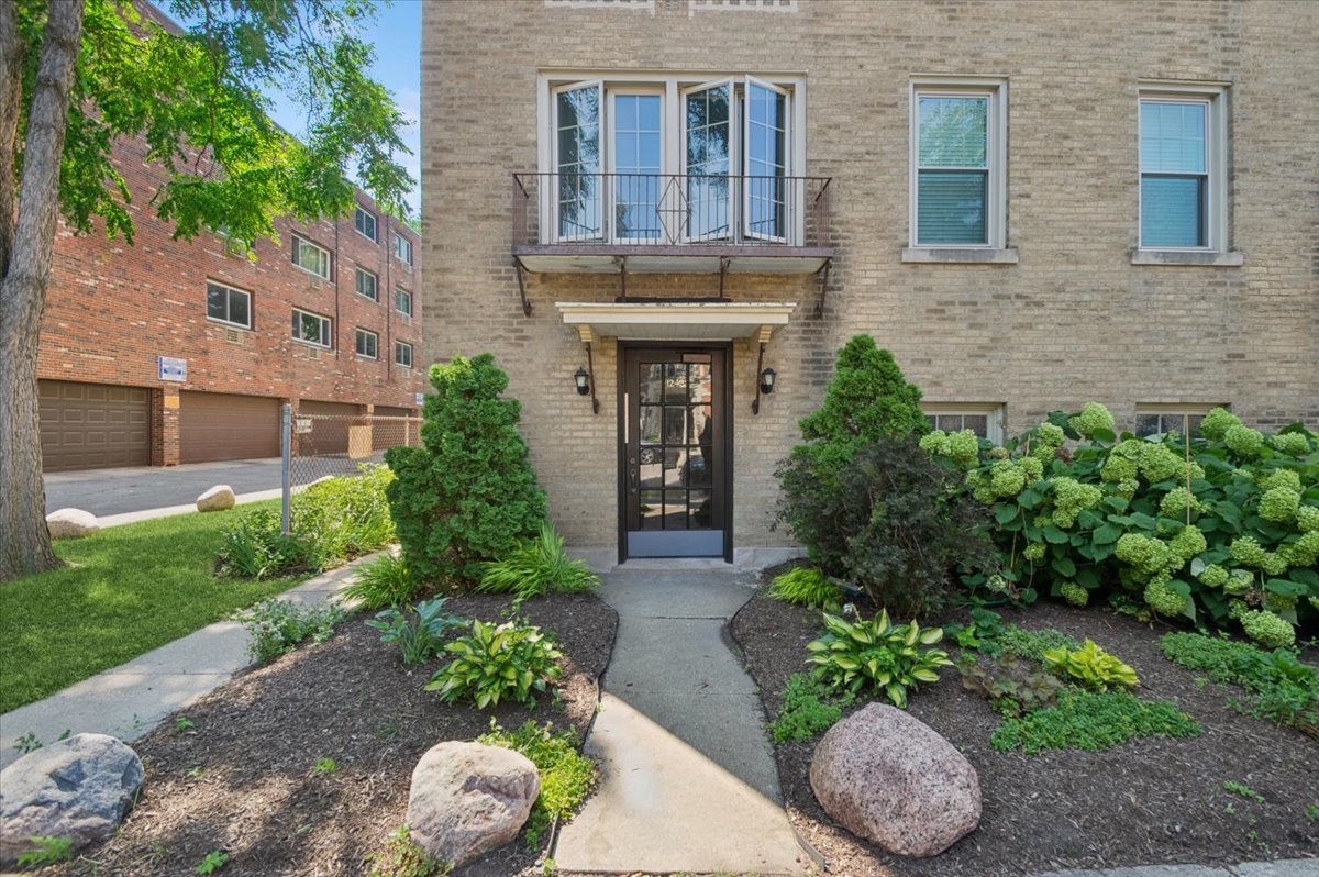 1242 Elmwood Ave #2 Evanston, IL 60202