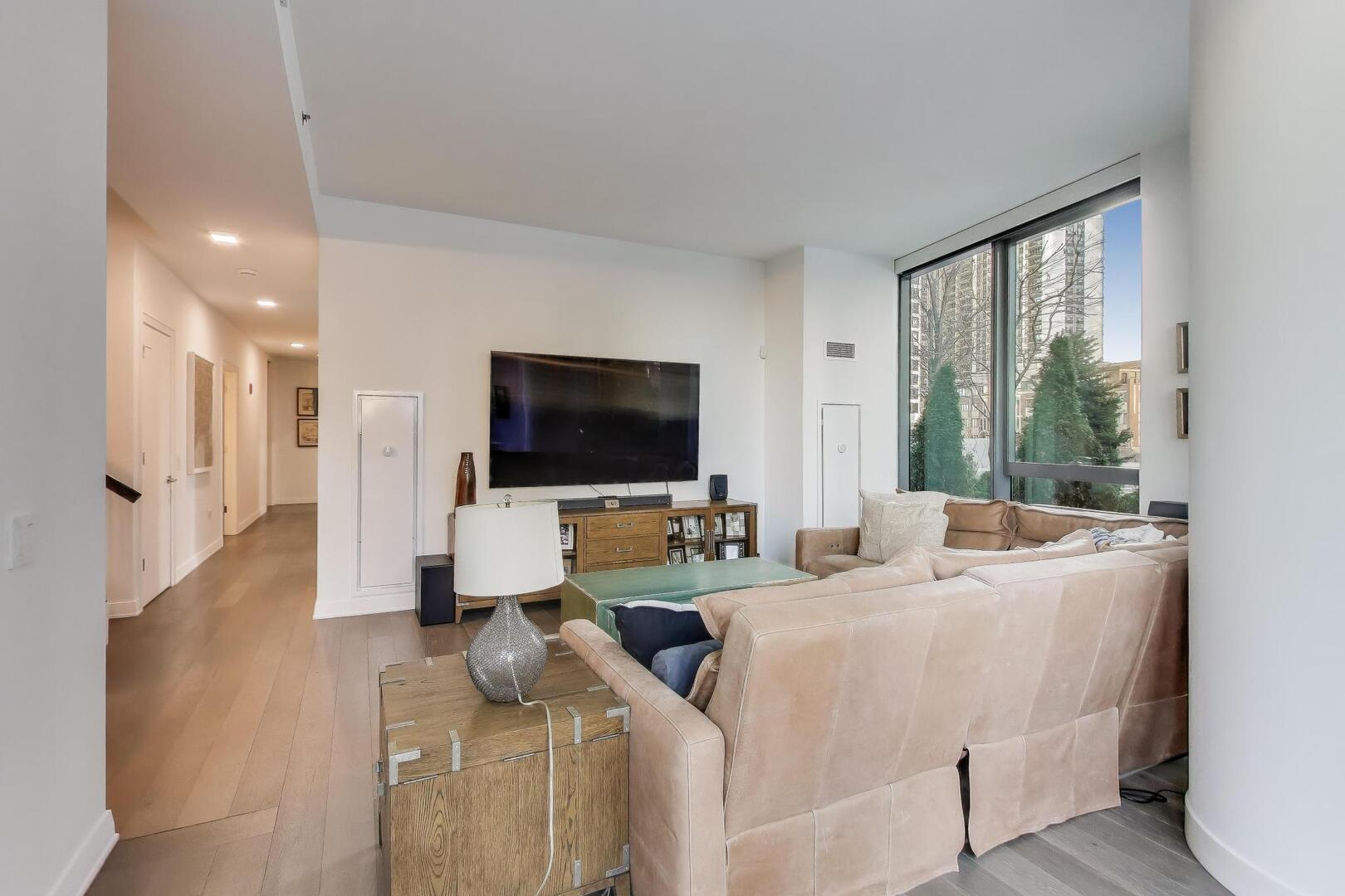 211 N Hbr Dr #TH01 Chicago, IL 60601