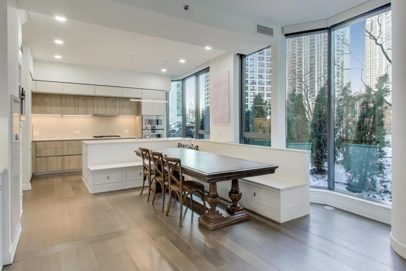 211 N Hbr Dr #TH01 Chicago, IL 60601