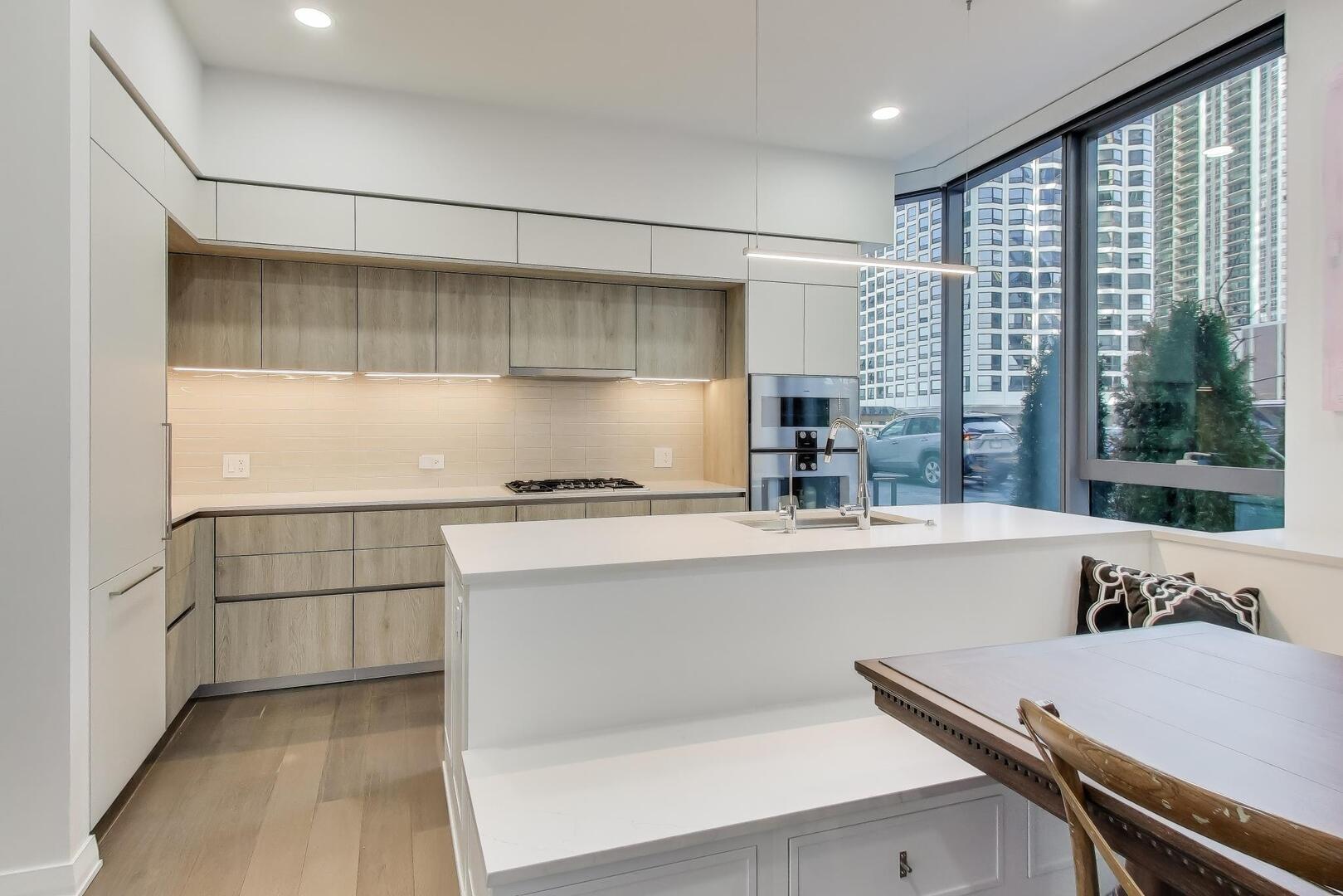 211 N Hbr Dr #TH01 Chicago, IL 60601