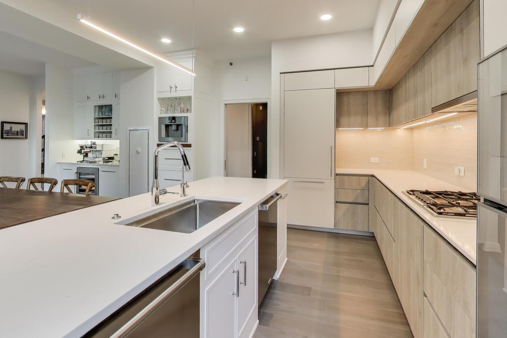 211 N Hbr Dr #TH01 Chicago, IL 60601