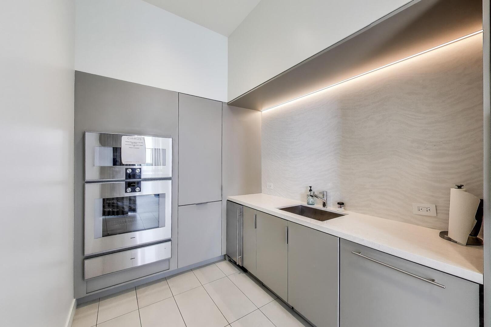 211 N Hbr Dr #TH01 Chicago, IL 60601