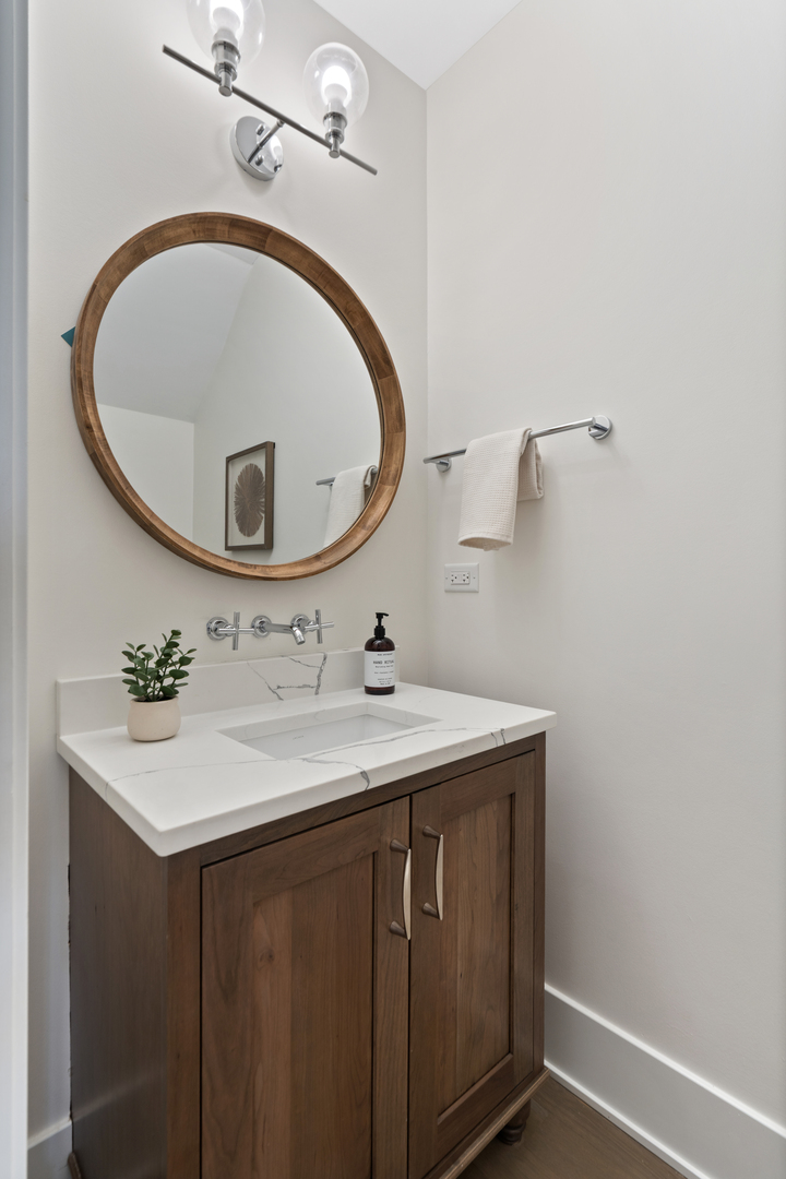 1246 W George St Chicago, IL 60657