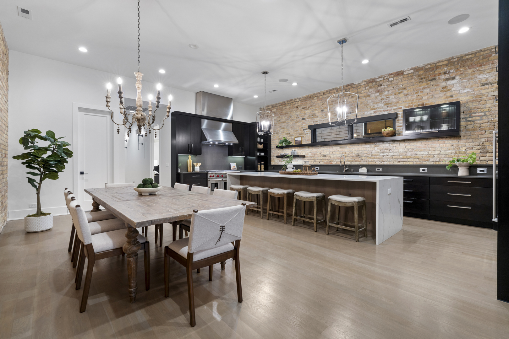 1246 W George St Chicago, IL 60657