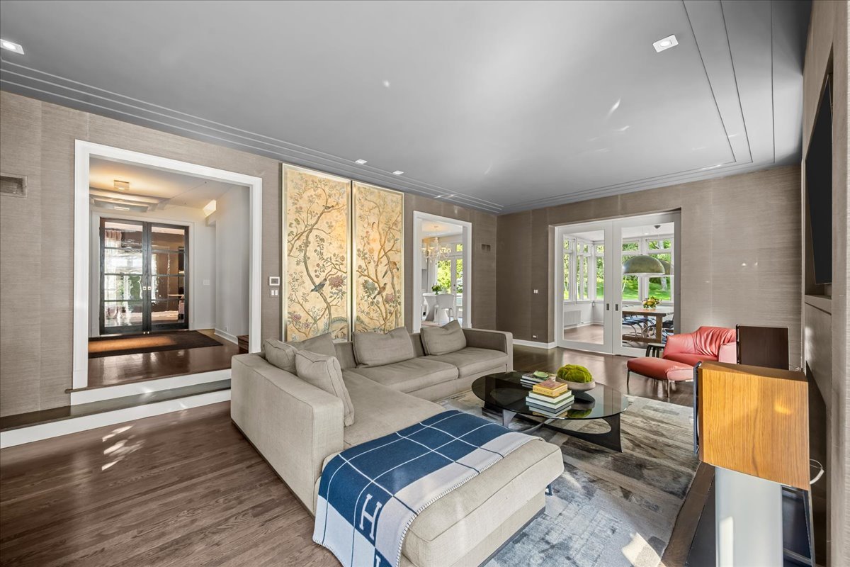 1106 Seneca Rd Wilmette, IL 60091