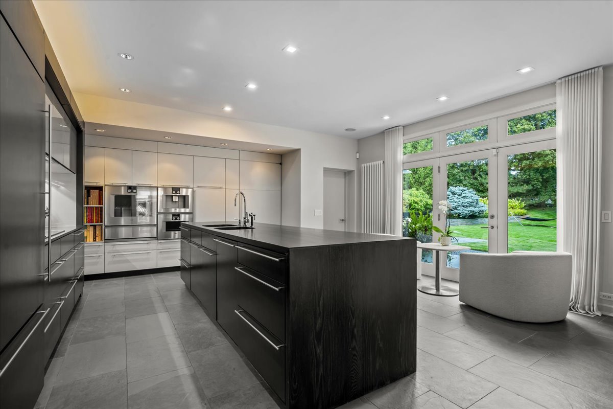 1106 Seneca Rd Wilmette, IL 60091