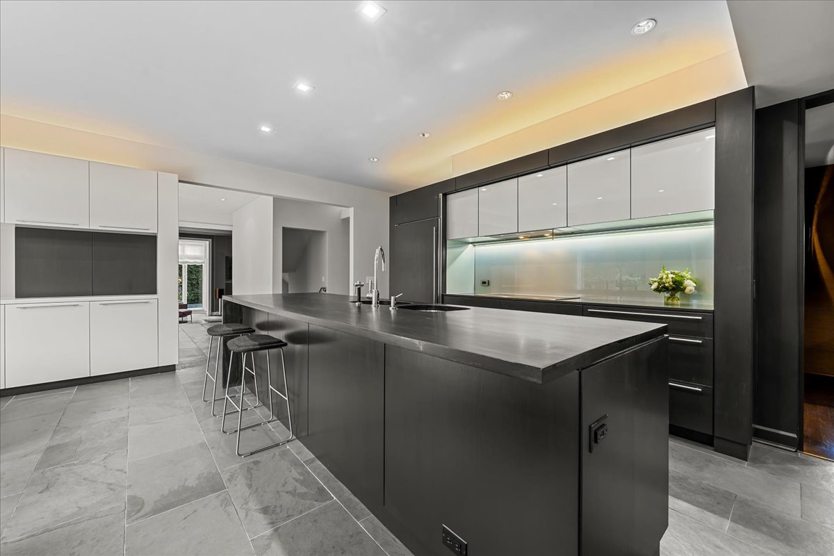 1106 Seneca Rd Wilmette, IL 60091