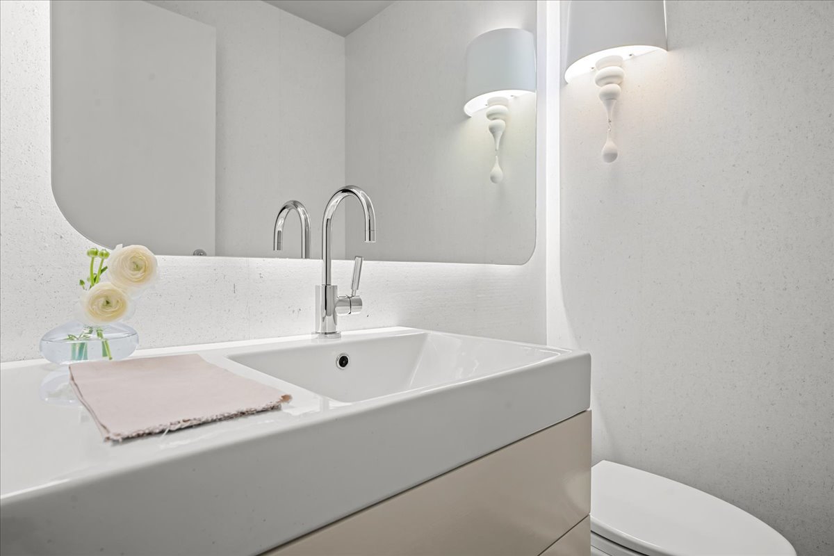 1106 Seneca Rd Wilmette, IL 60091