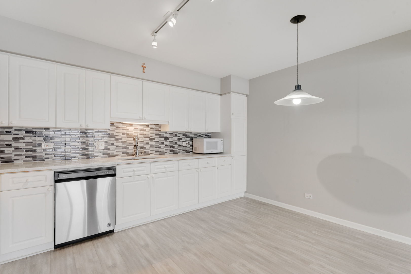 7091 W Touhy Ave #505 Niles, IL 60714