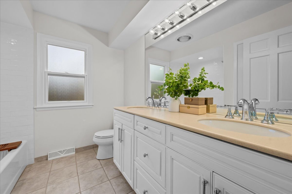 520 Standish Dr Deerfield, IL 60015