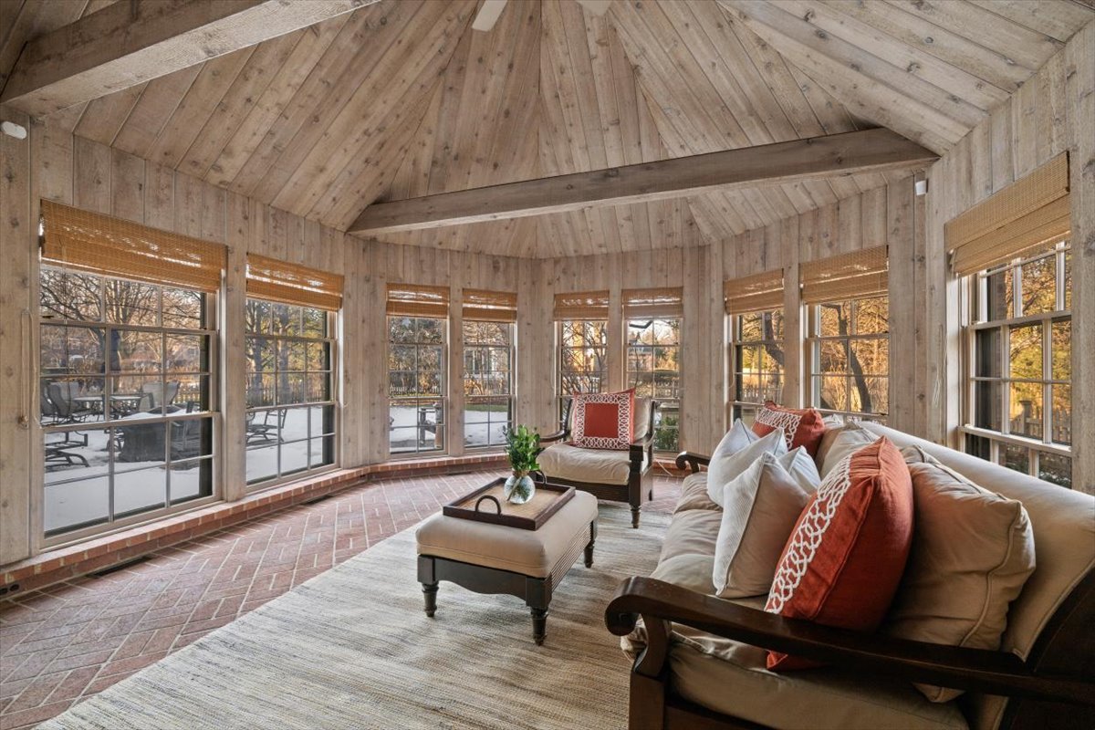 2836 Blackhawk Rd Wilmette, IL 60091