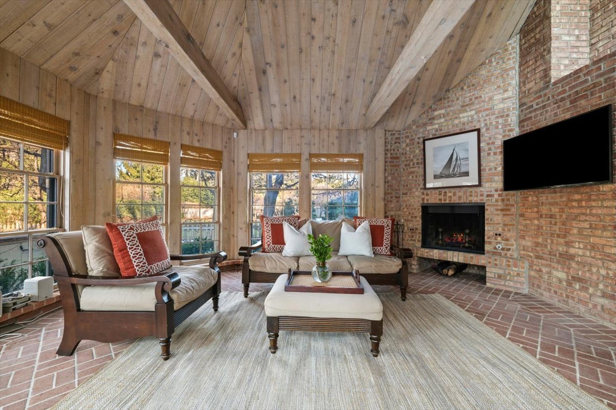 2836 Blackhawk Rd Wilmette, IL 60091