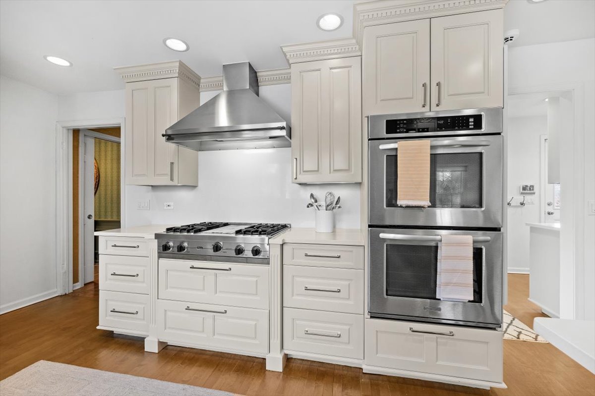 2836 Blackhawk Rd Wilmette, IL 60091