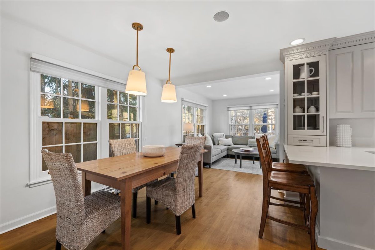 2836 Blackhawk Rd Wilmette, IL 60091