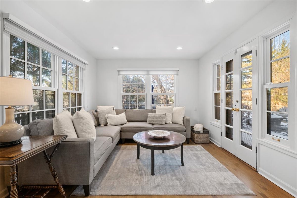 2836 Blackhawk Rd Wilmette, IL 60091