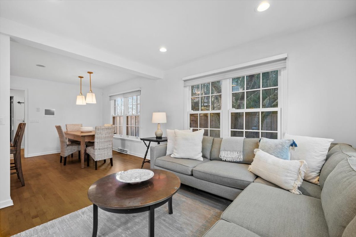 2836 Blackhawk Rd Wilmette, IL 60091