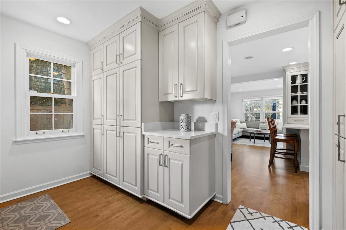 2836 Blackhawk Rd Wilmette, IL 60091