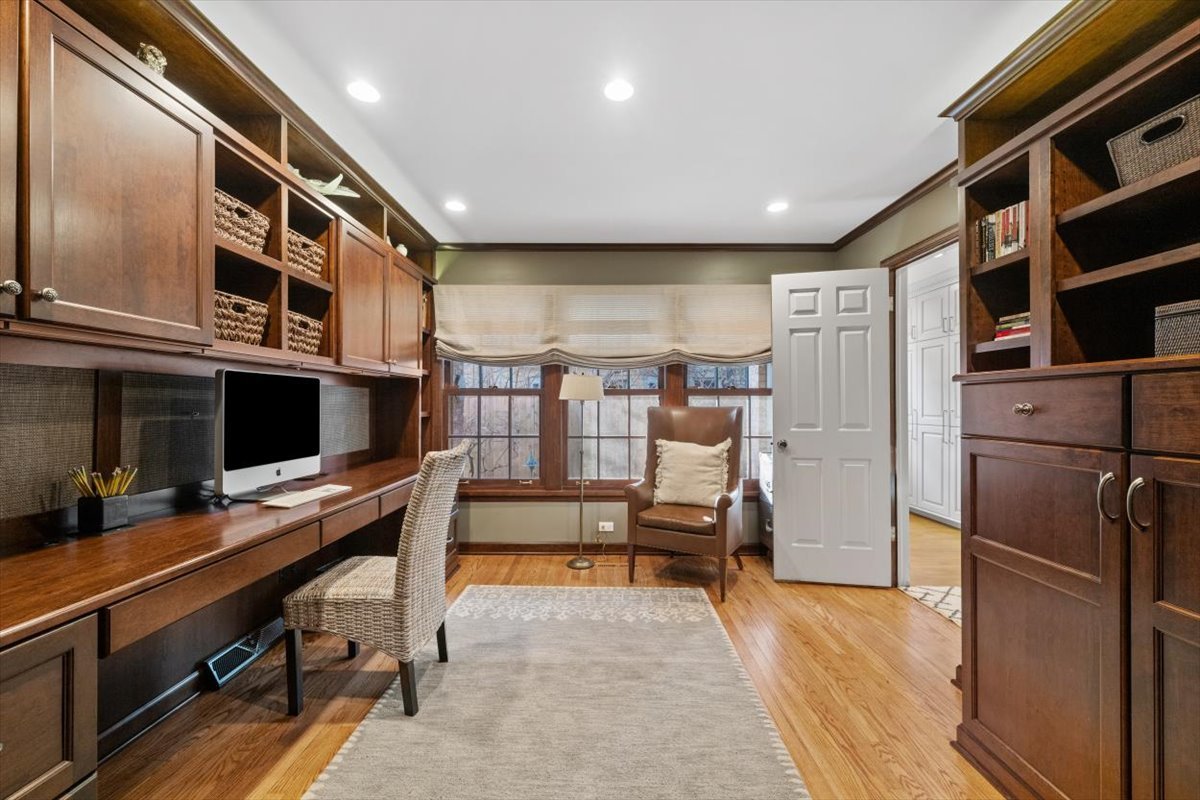 2836 Blackhawk Rd Wilmette, IL 60091