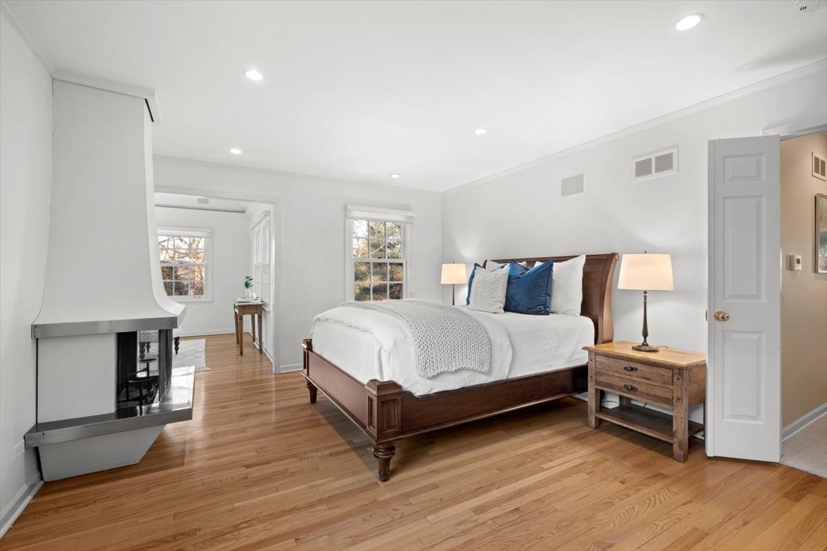 2836 Blackhawk Rd Wilmette, IL 60091