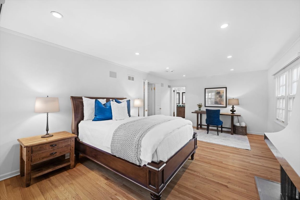 2836 Blackhawk Rd Wilmette, IL 60091