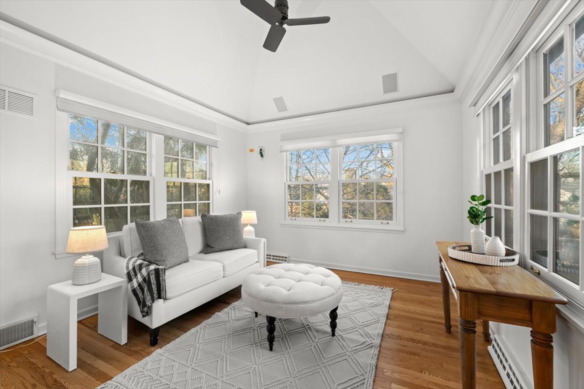 2836 Blackhawk Rd Wilmette, IL 60091