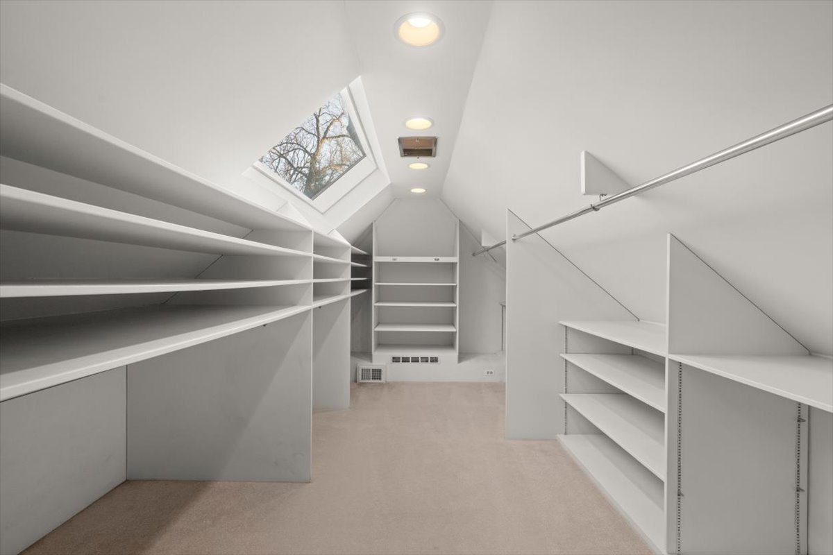 2836 Blackhawk Rd Wilmette, IL 60091