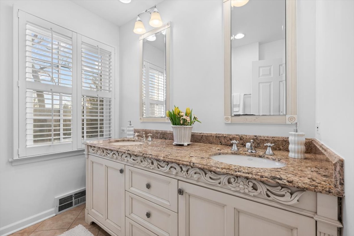 2836 Blackhawk Rd Wilmette, IL 60091