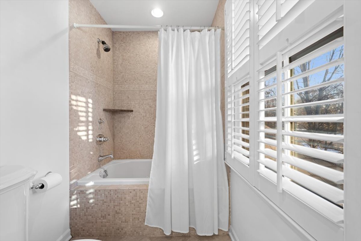 2836 Blackhawk Rd Wilmette, IL 60091