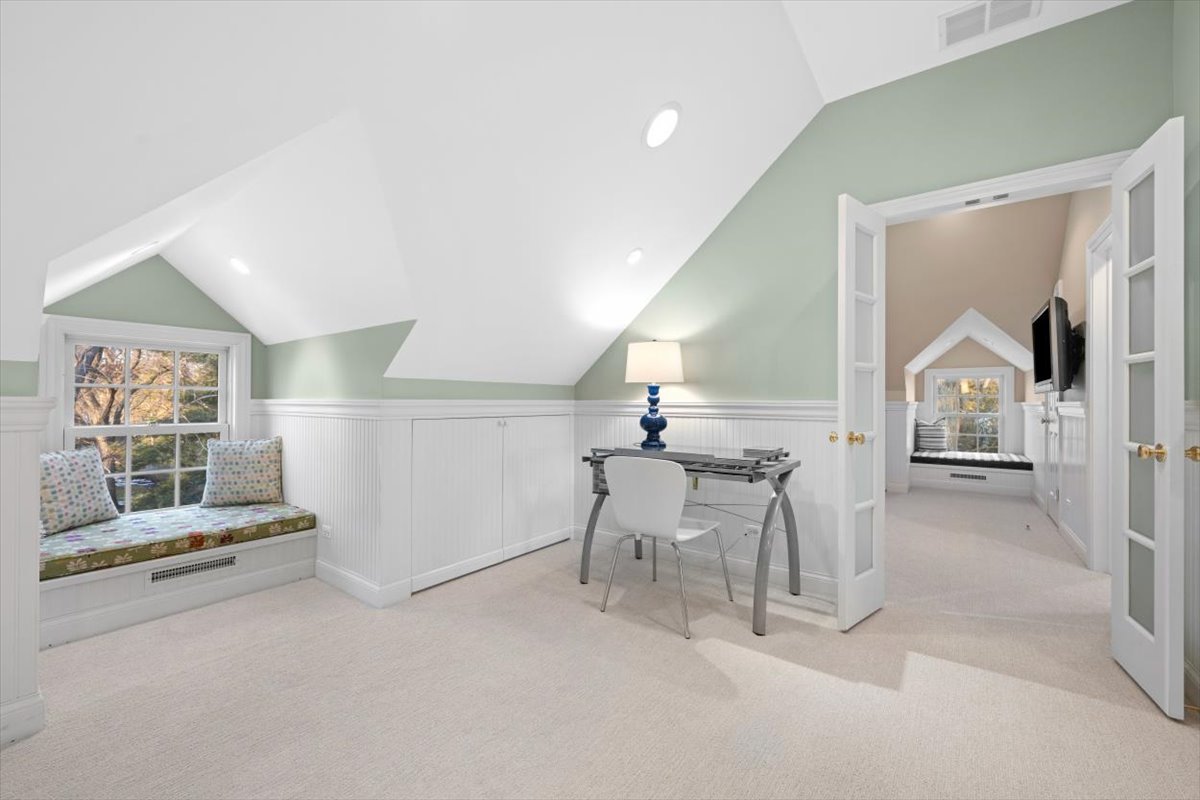 2836 Blackhawk Rd Wilmette, IL 60091