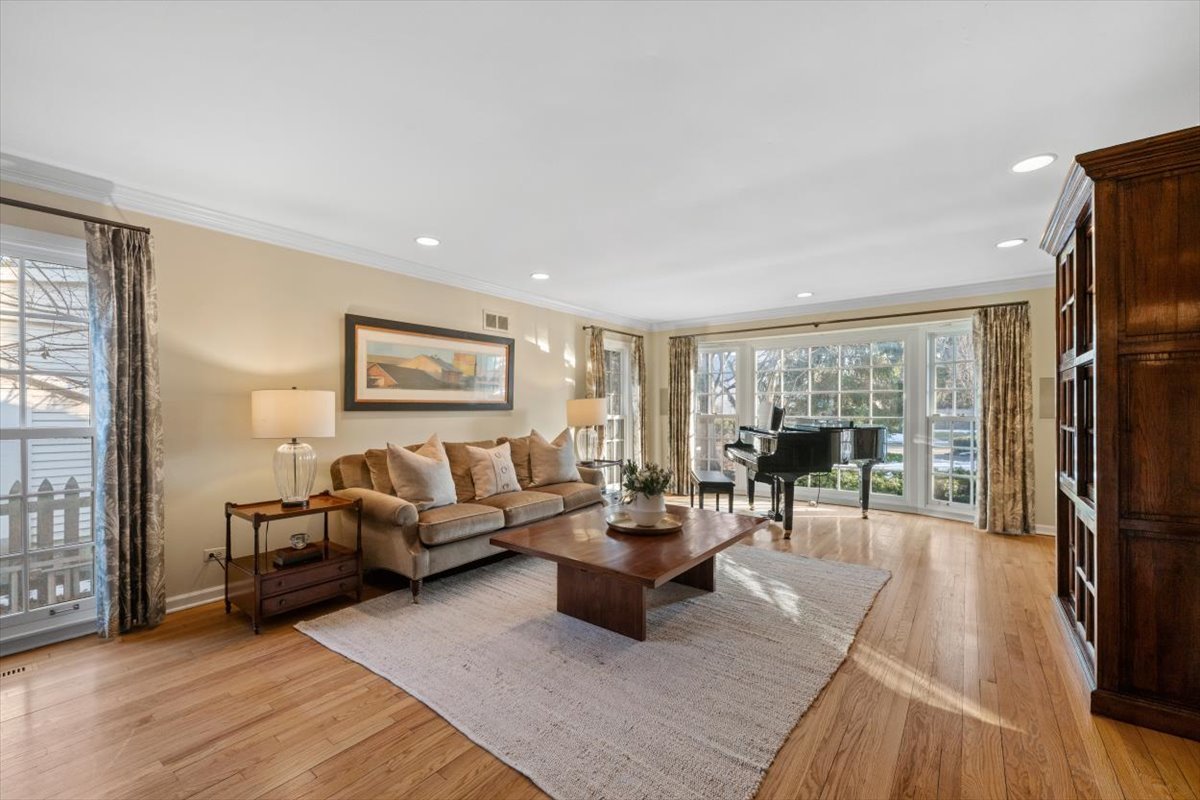 2836 Blackhawk Rd Wilmette, IL 60091