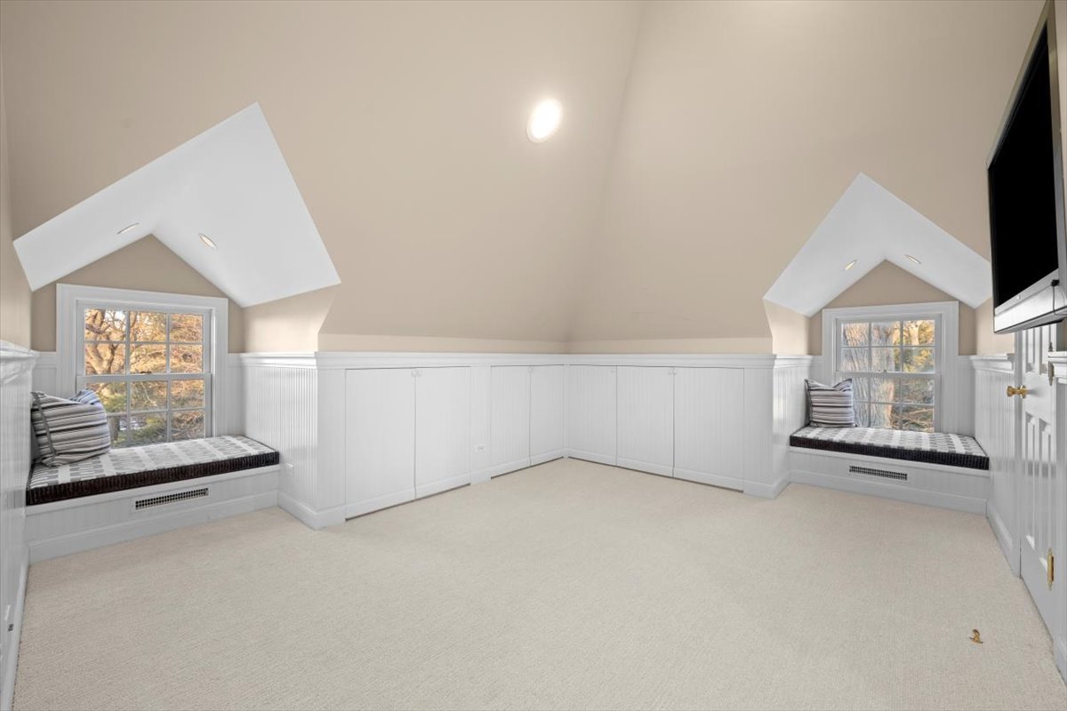 2836 Blackhawk Rd Wilmette, IL 60091