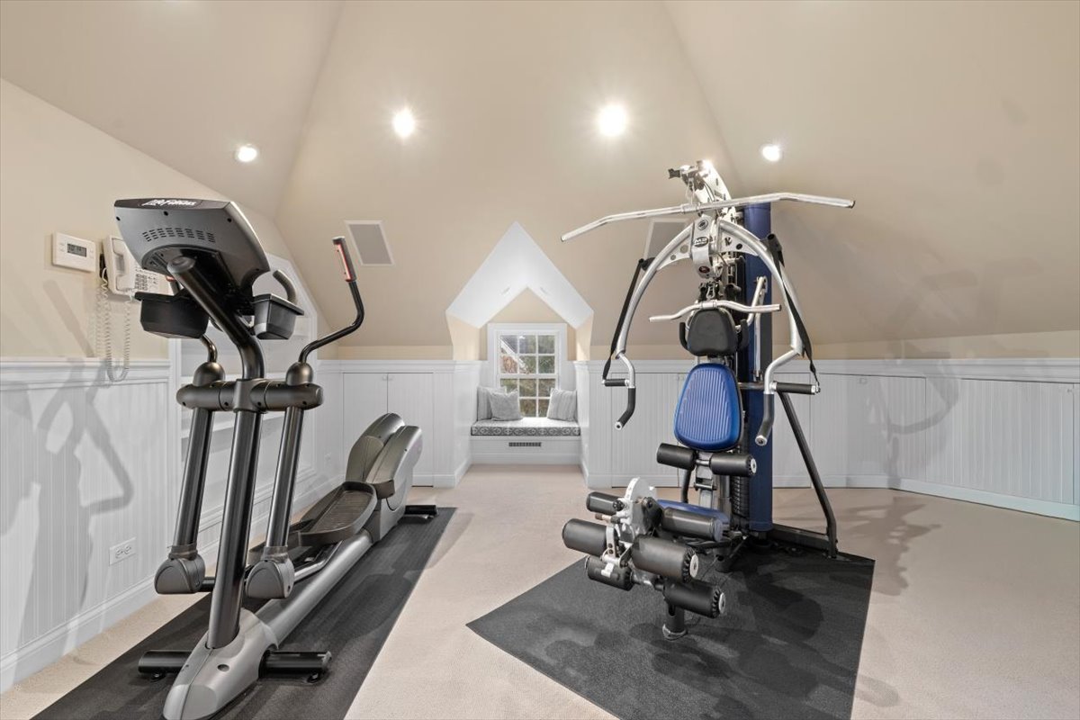 2836 Blackhawk Rd Wilmette, IL 60091