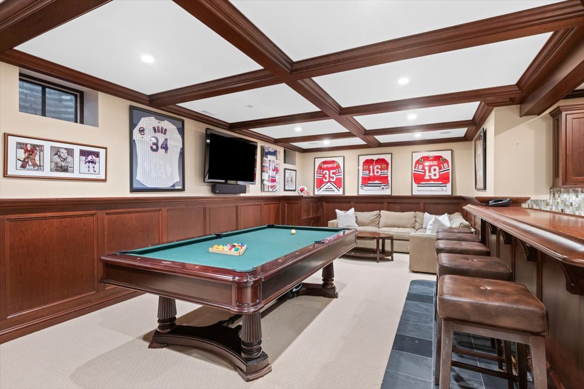 2836 Blackhawk Rd Wilmette, IL 60091