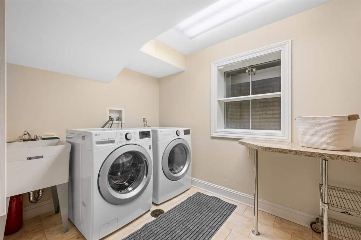 2836 Blackhawk Rd Wilmette, IL 60091