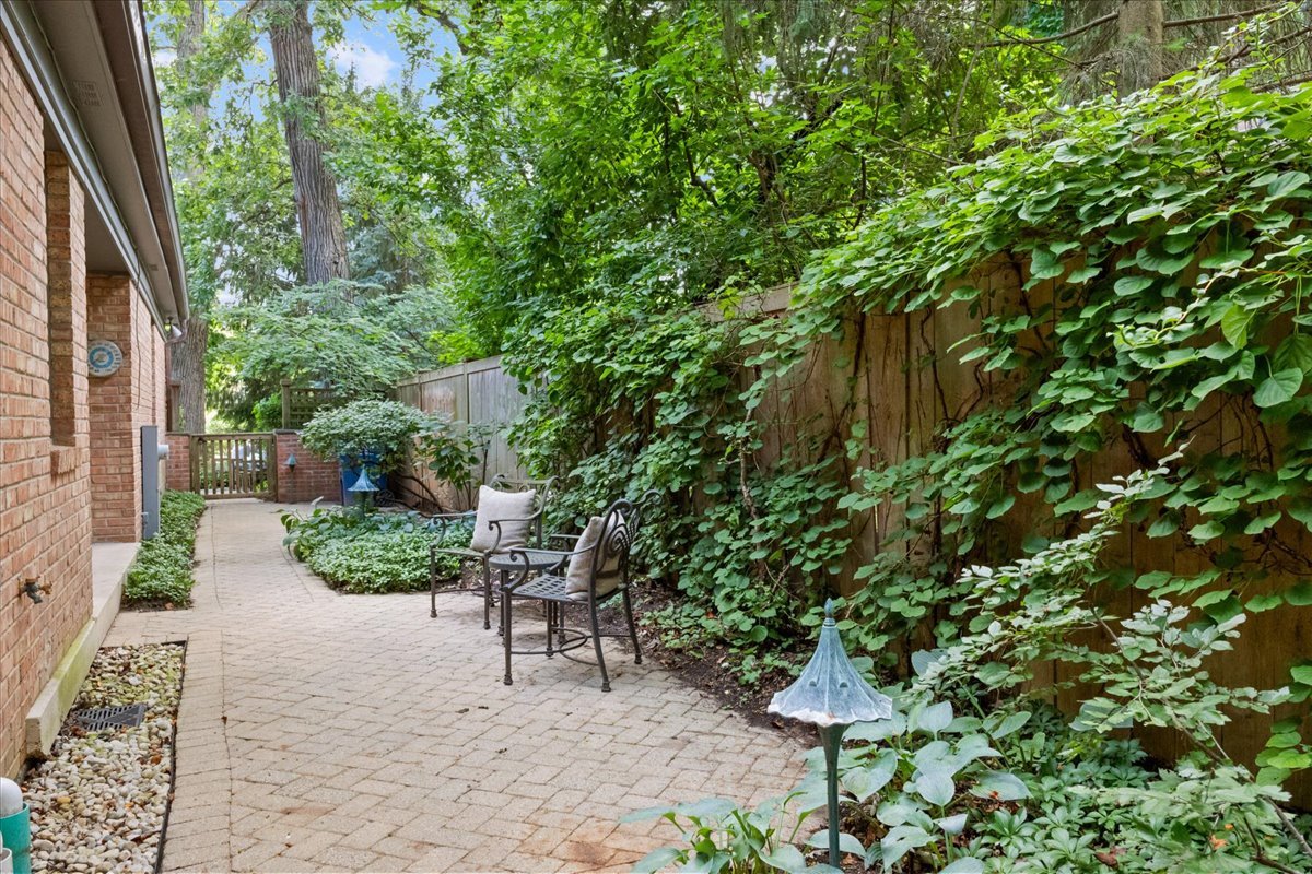 2836 Blackhawk Rd Wilmette, IL 60091