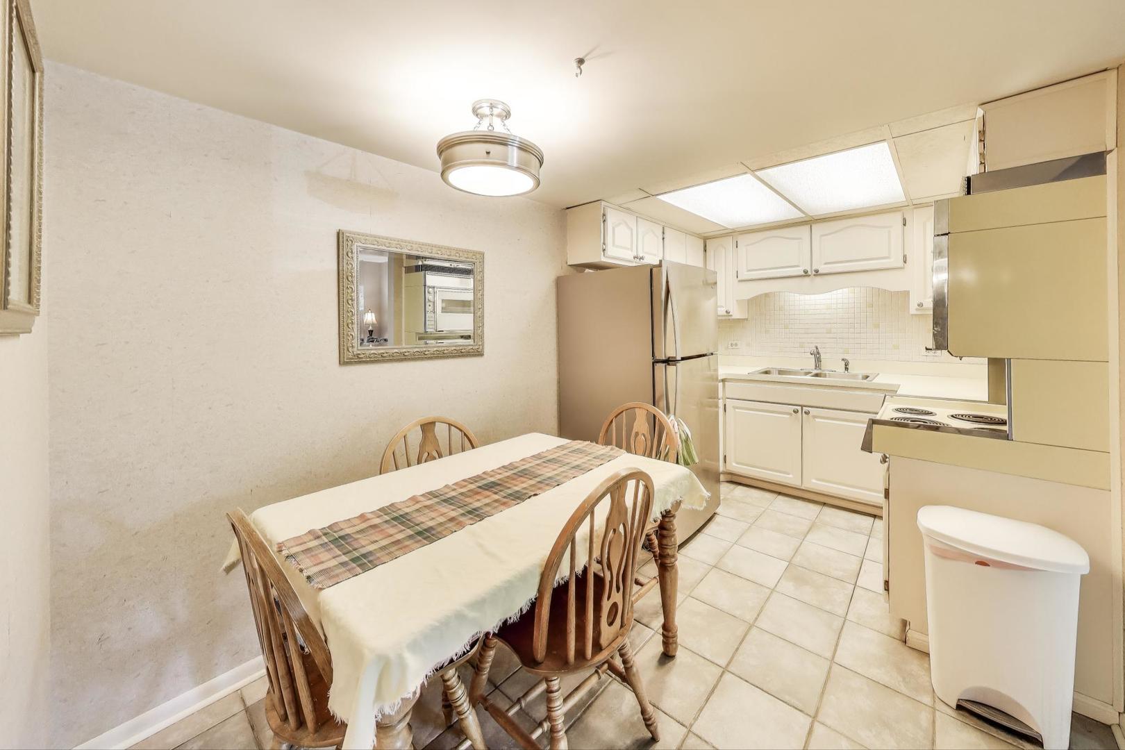 940 Holbrook Rd #8A Homewood, IL 60430