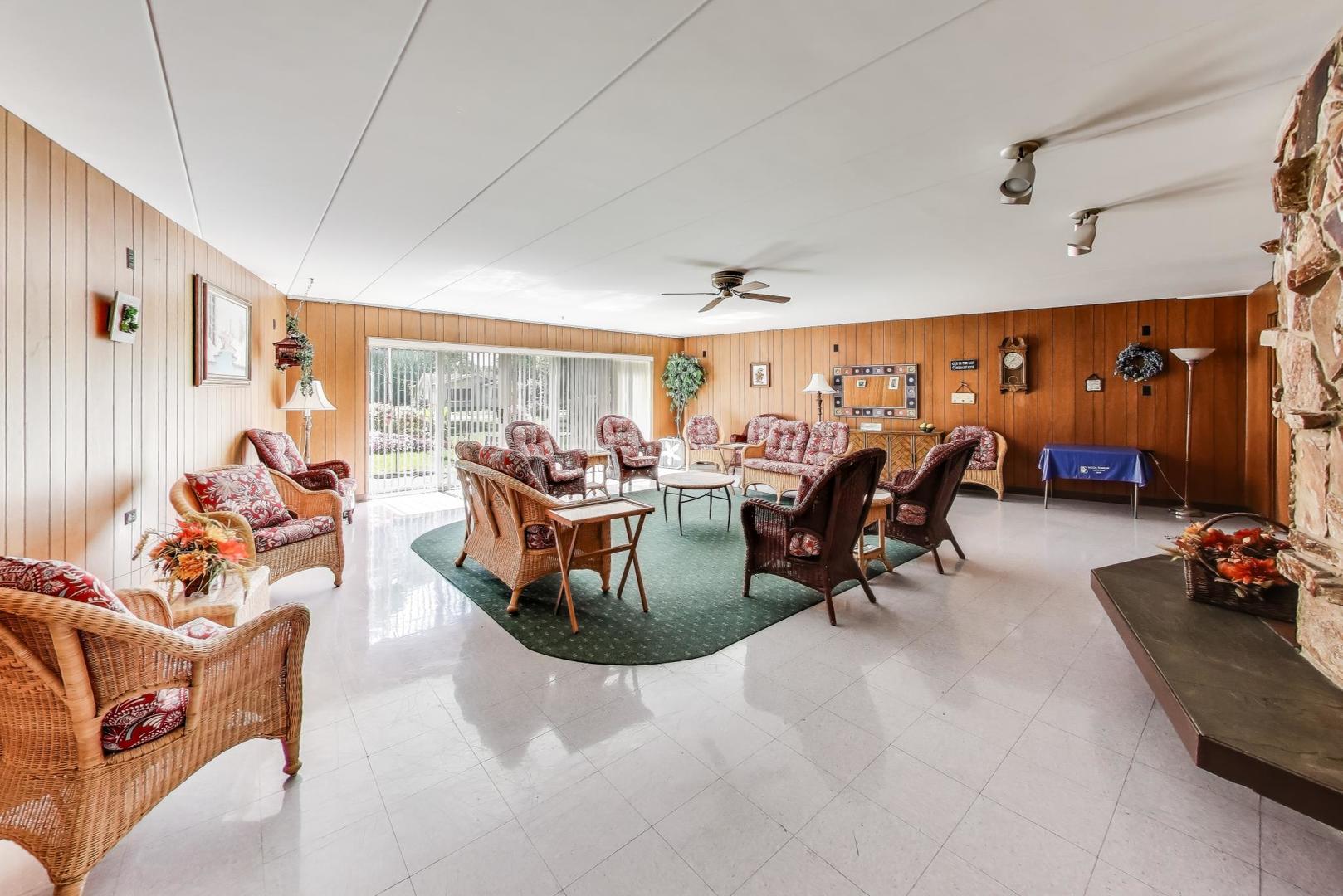 940 Holbrook Rd #8A Homewood, IL 60430