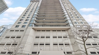 33 W Delaware Pl #10G